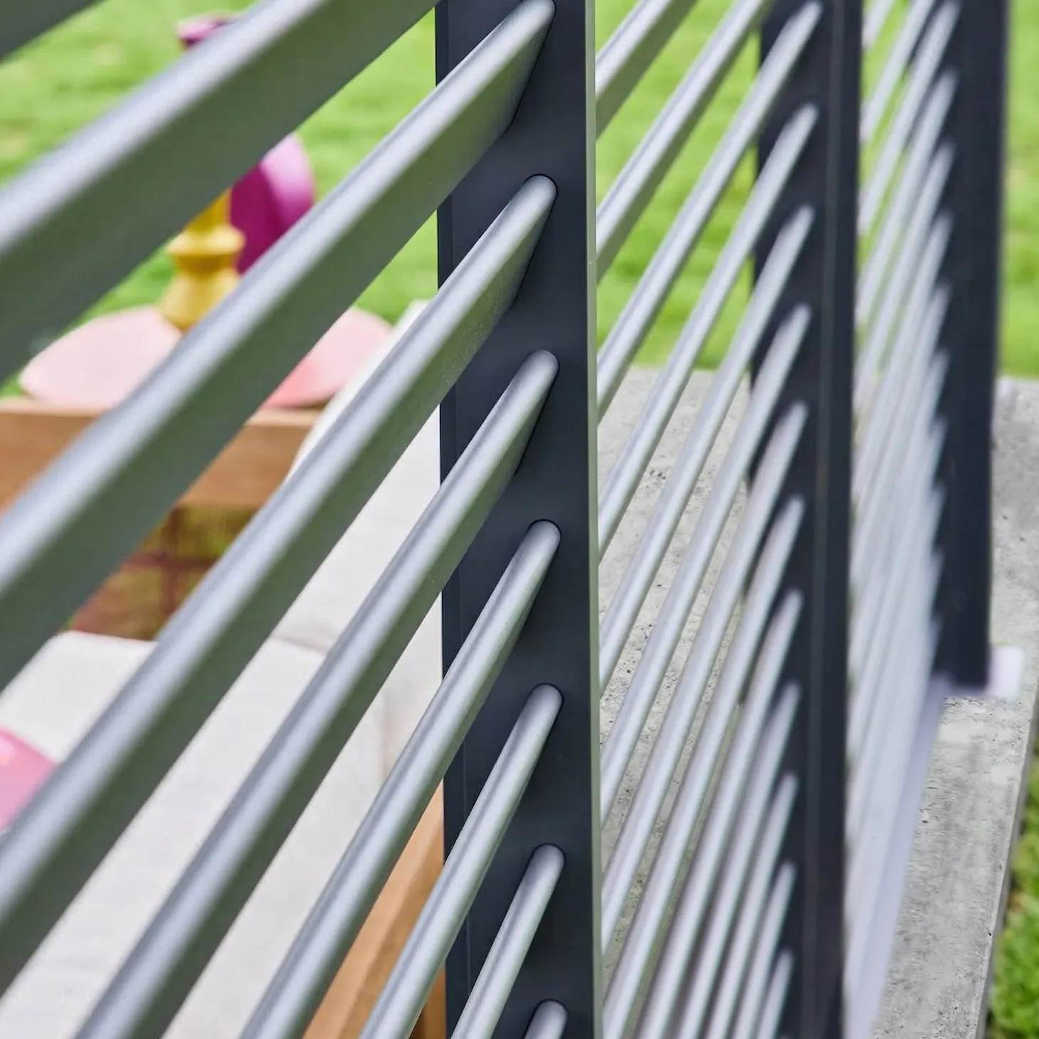 Pergola mit Lamellendach Triomphe 3x4m mit 3 Lamellenwänden 130cm