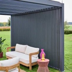 Pergola mit Lamellendach Triomphe 3x4m mit 3 vertikalen Lamellenwänden 130 cm