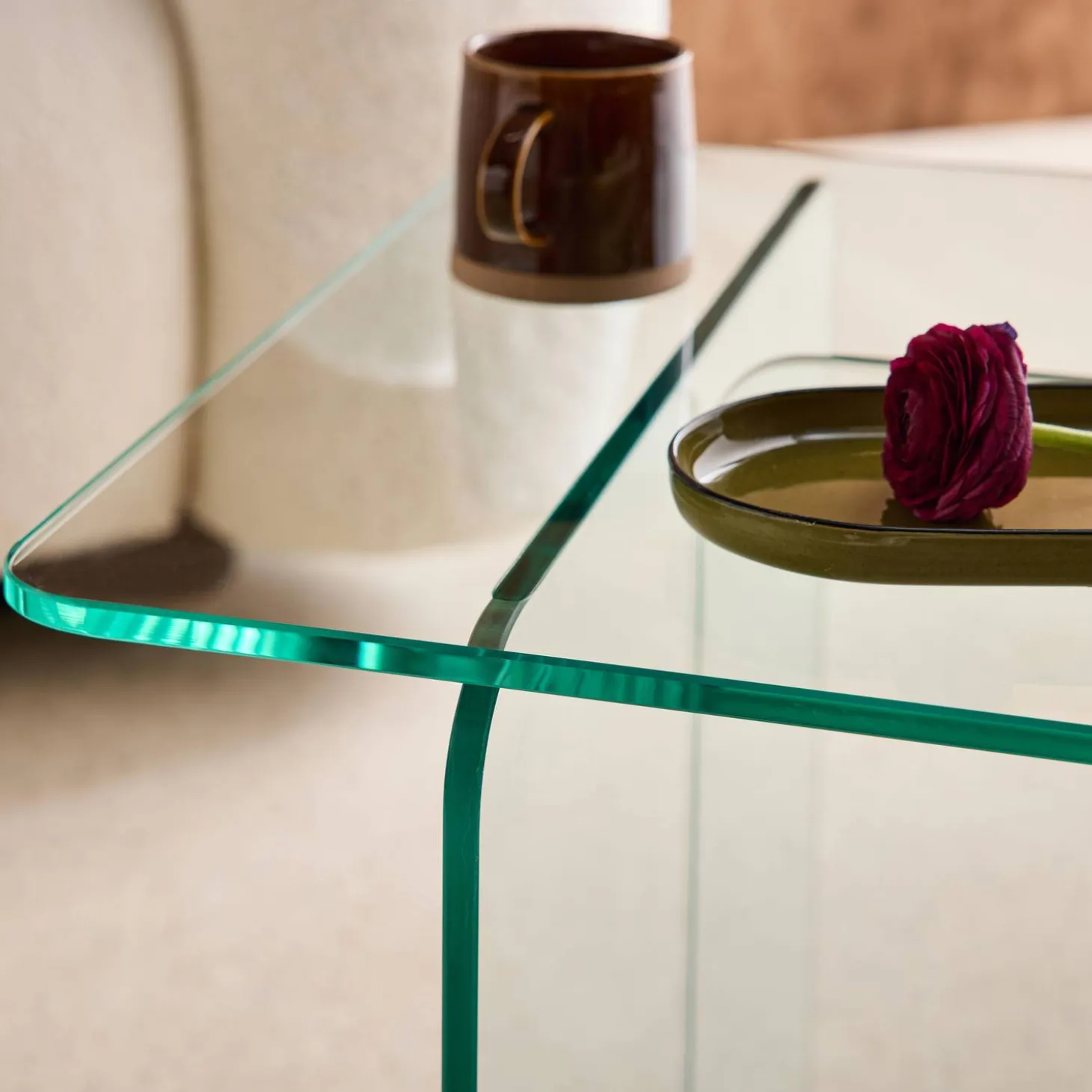 Quadratischer Couchtisch aus gehärtetem Glas
