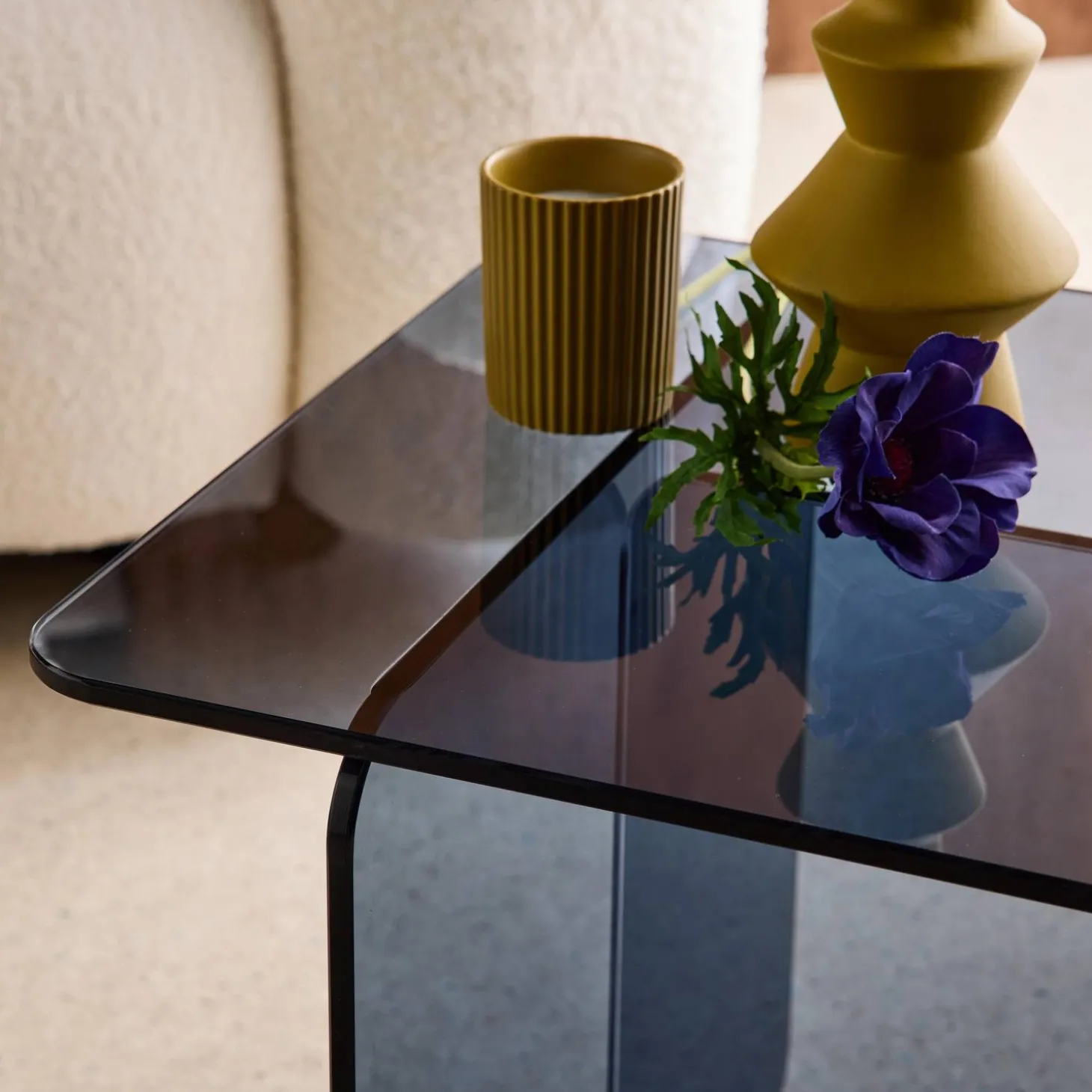 Quadratischer Couchtisch aus gehärtetem Glas