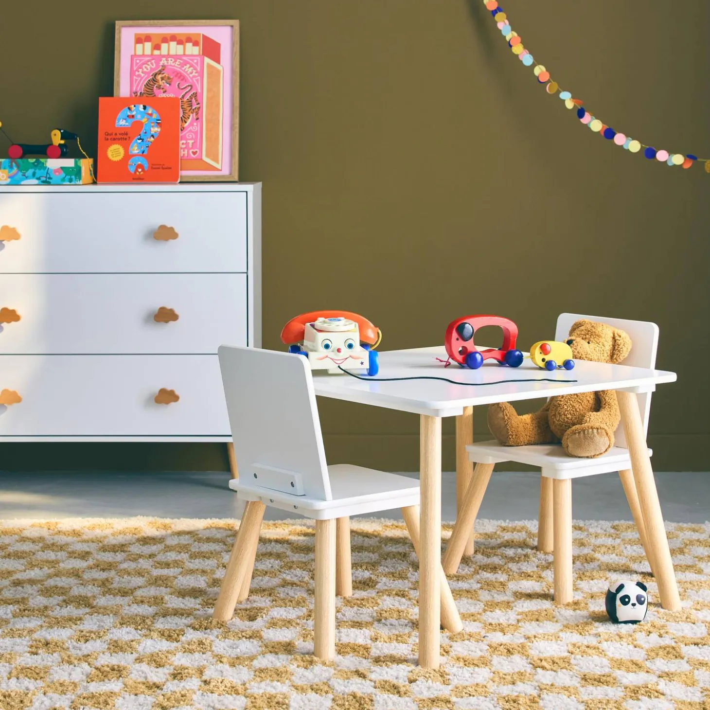 Quadratischer Kindertisch mit 2 Stühlen, Beine aus Kiefer