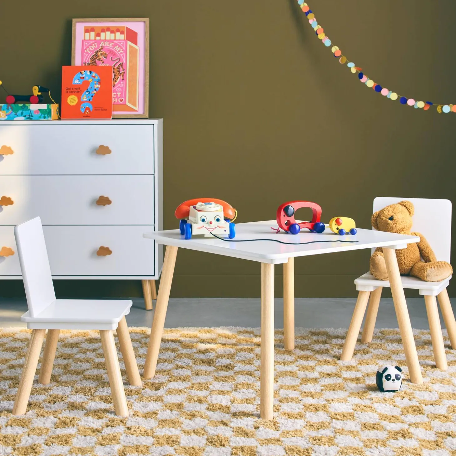 Quadratischer Kindertisch mit 2 Stühlen, Beine aus Kiefer