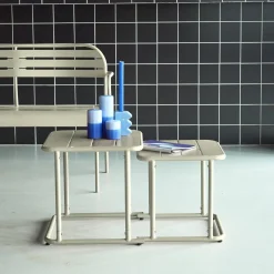 Quadratischer Satztisch für den Außenbereich aus Stahl