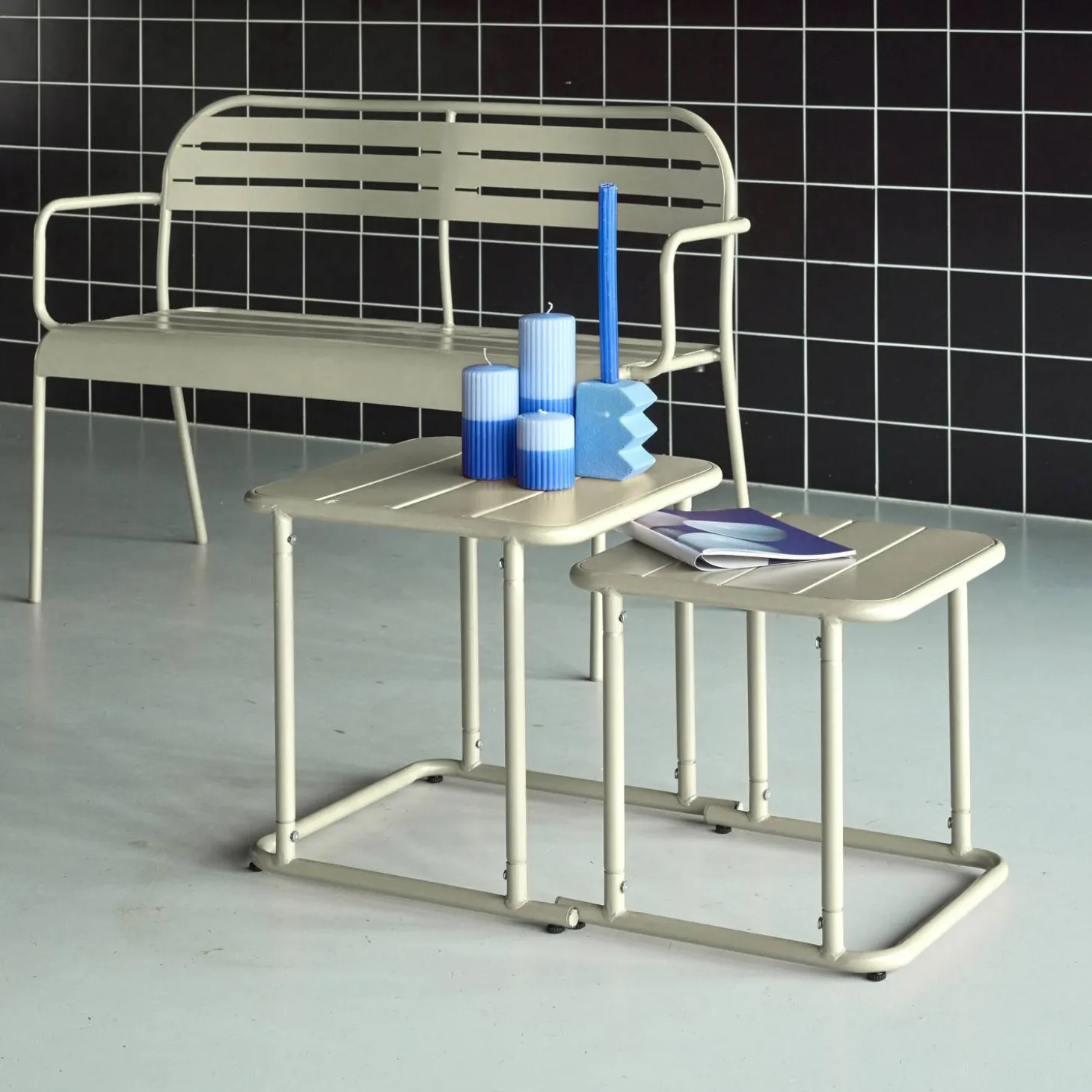 Quadratischer Satztisch für den Außenbereich aus Stahl