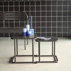 Quadratischer Satztisch für den Außenbereich aus Stahl