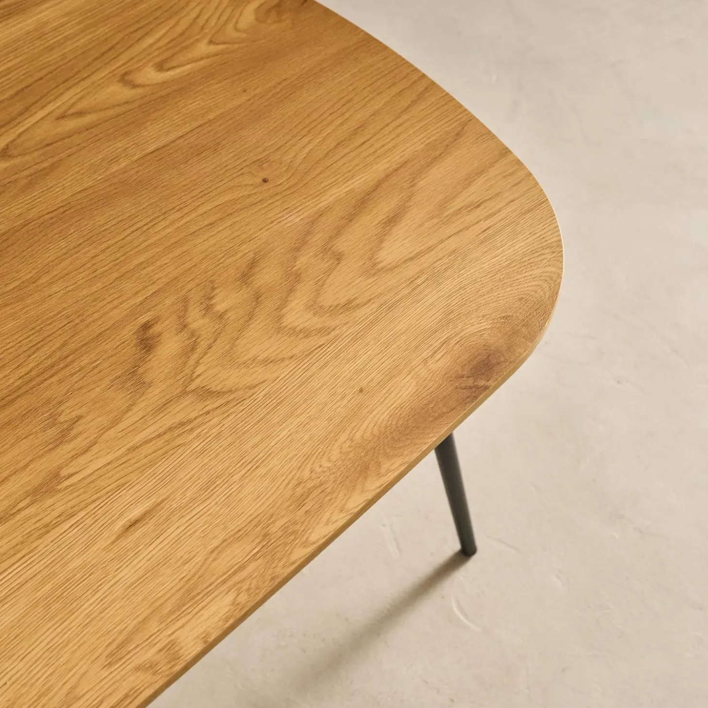 Rechteckiger Couchtisch im Eichenlook mit schwarzen Metallbeinen