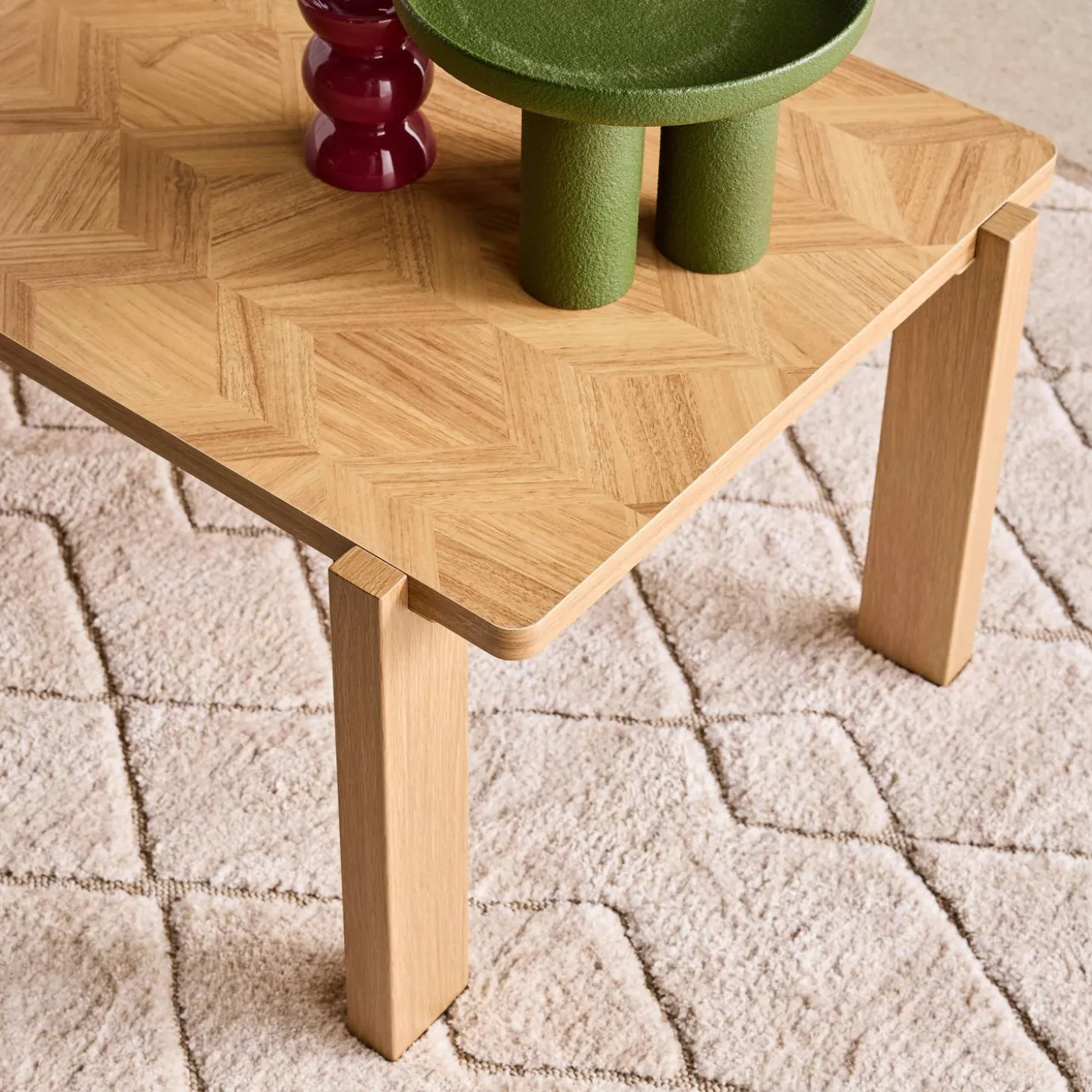 Rechteckiger Vintage-Couchtisch mit Holzdekor und Fischgrät-Muster