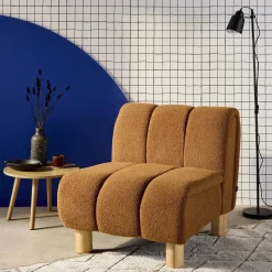 Relaxsessel mit abgerundeten Beinen aus Holz mit Bouclé-Bezug