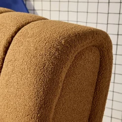 Relaxsessel mit abgerundeten Beinen aus Holz mit Bouclé-Bezug