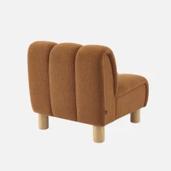 Relaxsessel mit abgerundeten Beinen aus Holz mit Bouclé-Bezug