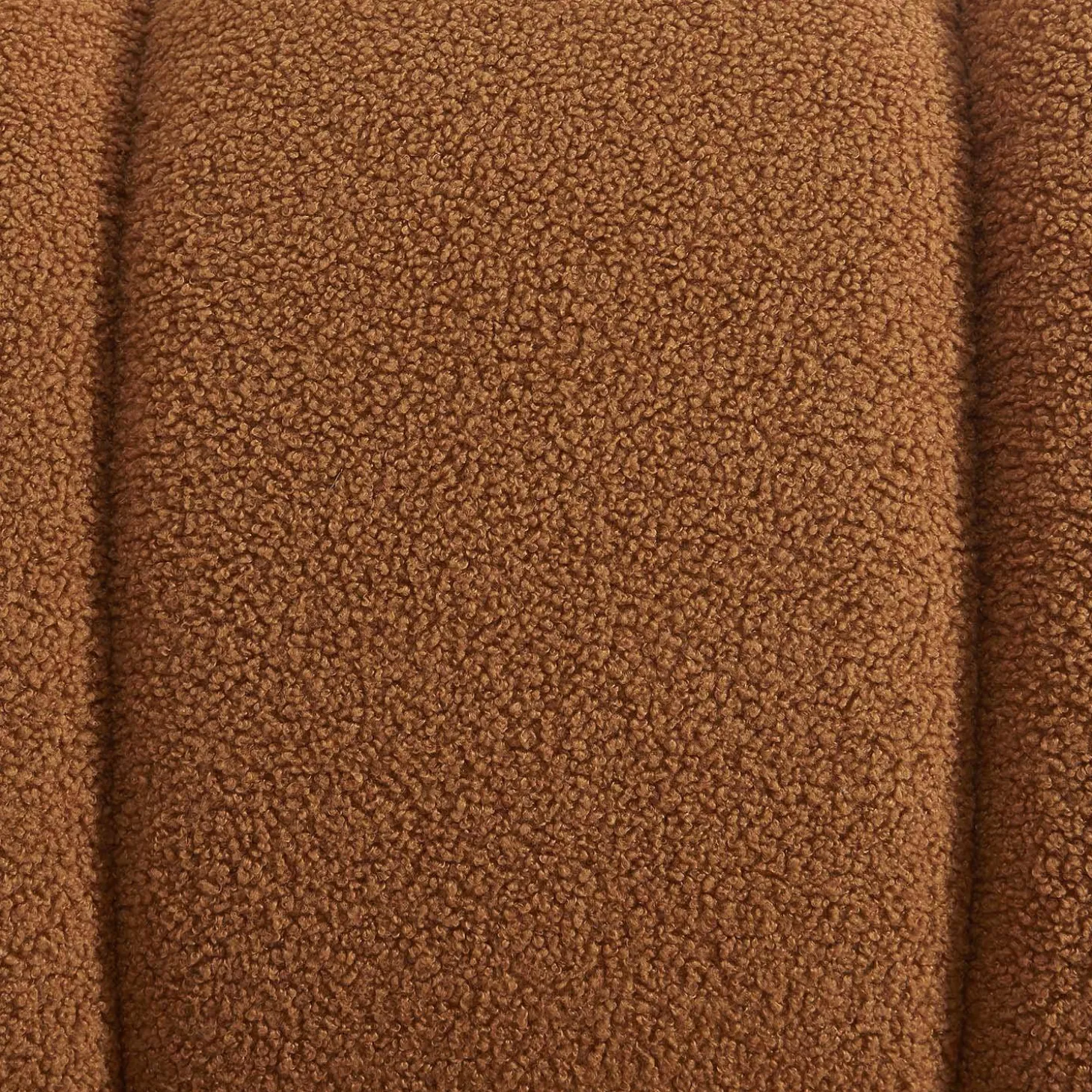 Relaxsessel mit abgerundeten Beinen aus Holz mit Bouclé-Bezug