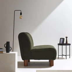 Relaxsessel mit abgerundeten Beinen aus Holz mit Bouclé-Bezug