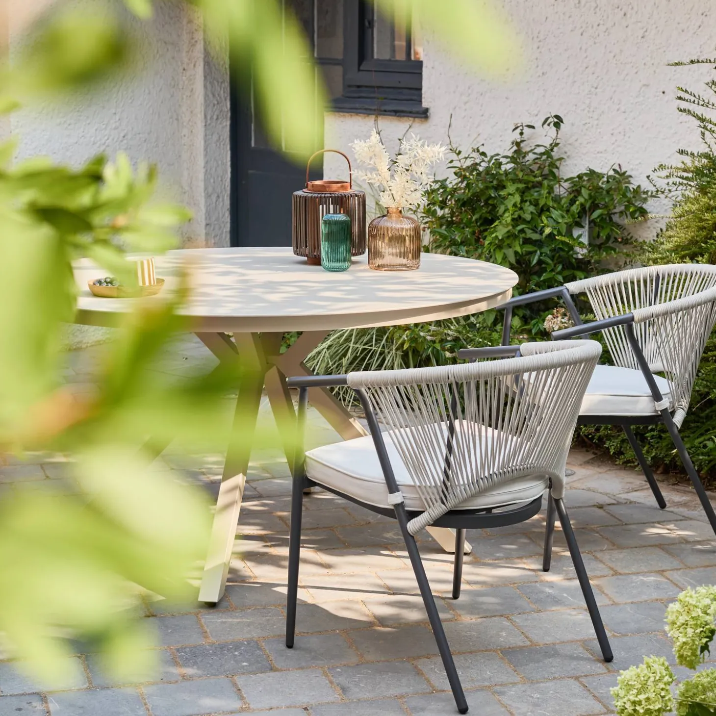 Runder Gartentisch Ø140 cm aus Aluminium und Glas für 6 Personen