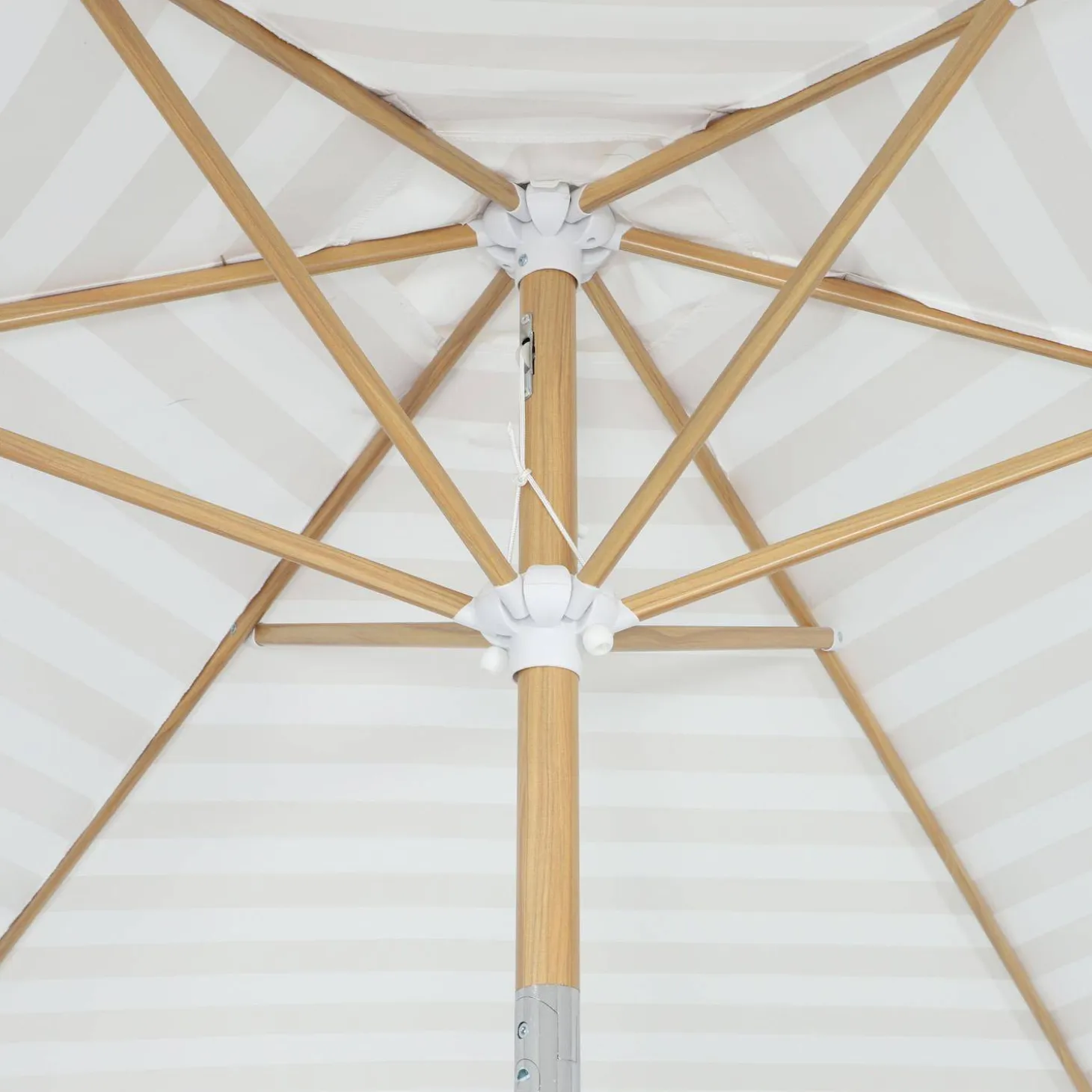 Runder Sonnenschirm, zentraler Mast aus Aluminium in Holzoptik
