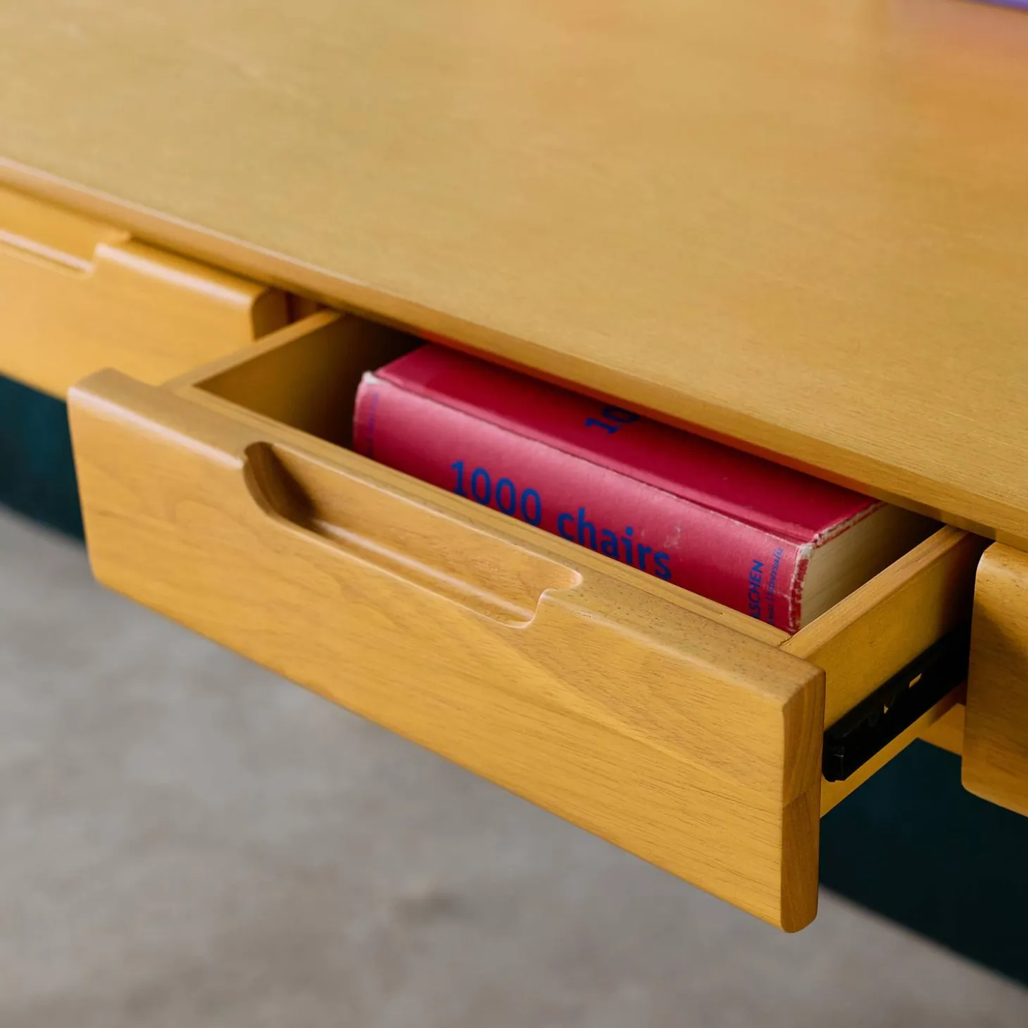 Schreibtisch aus Heveaholz und MDF mit Eschenfurnier 2 Schubladen