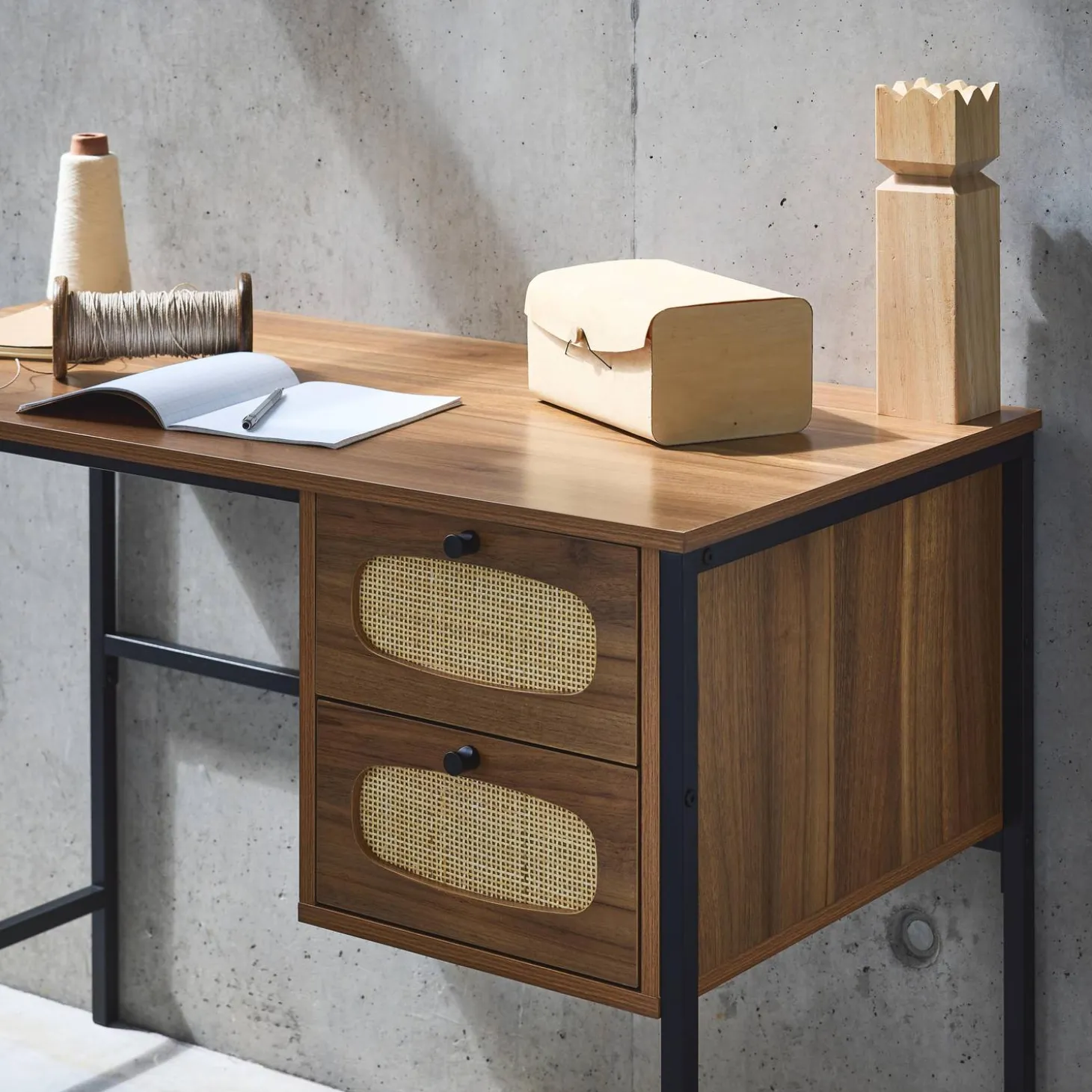 Schreibtisch Holzdekor und Rattan-Geflecht