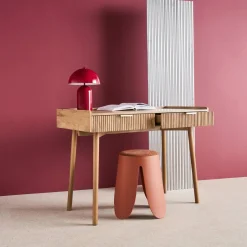 Schreibtisch in Mangoholzoptik mit geriffelten Oberflächen und 2 Schubladen