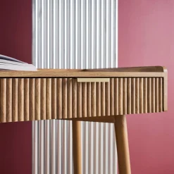 Schreibtisch in Mangoholzoptik mit geriffelten Oberflächen und 2 Schubladen