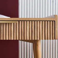 Schreibtisch in Mangoholzoptik mit geriffelten Oberflächen und 2 Schubladen