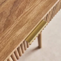 Schreibtisch in Mangoholzoptik mit geriffelten Oberflächen und 2 Schubladen