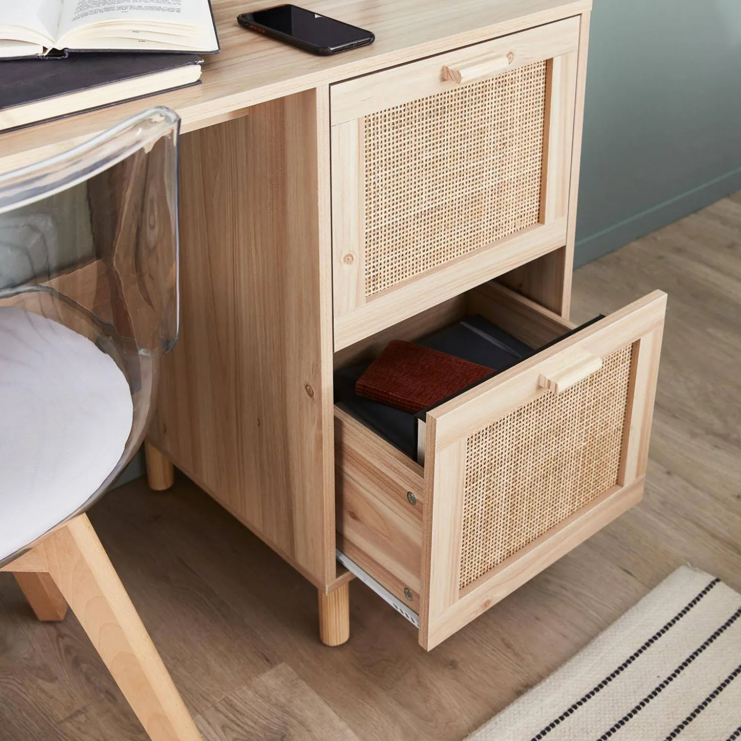 Schreibtisch mit Holzdekor und Rattan-Geflecht