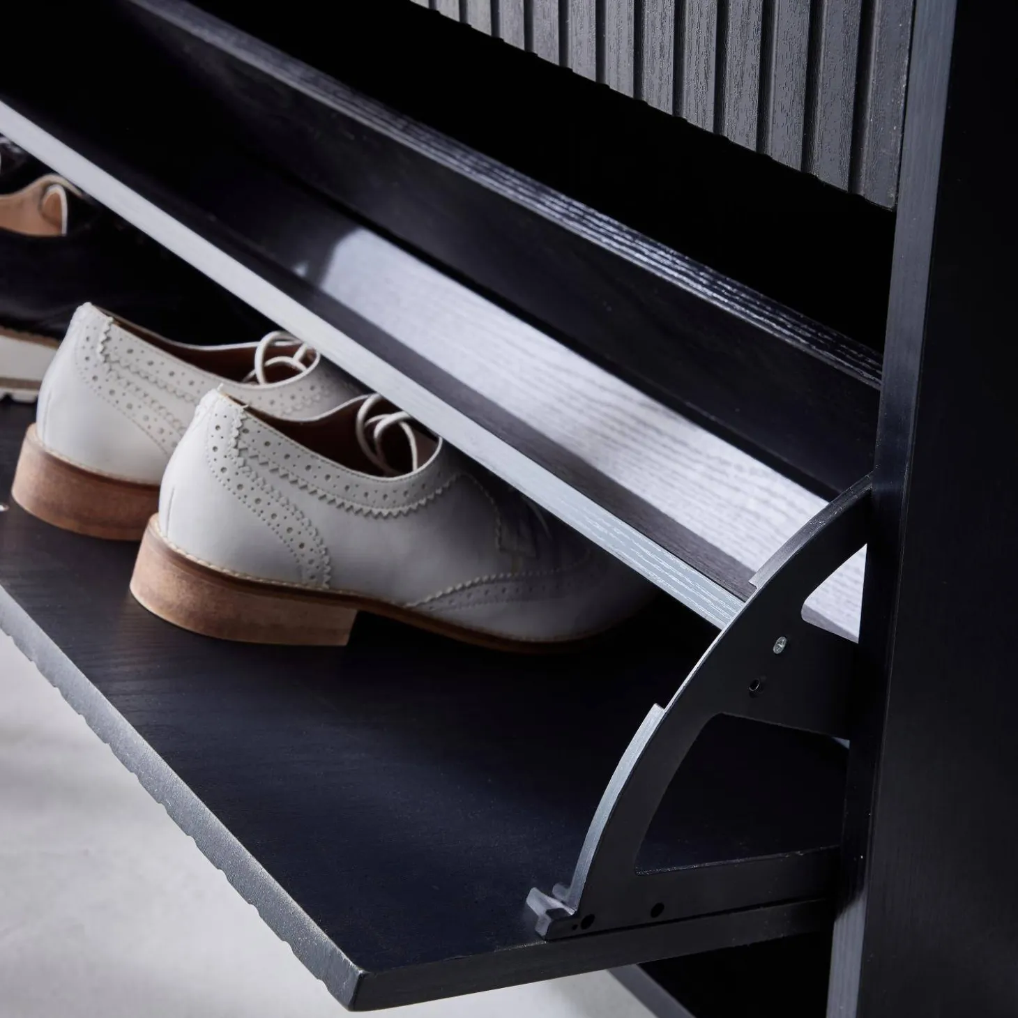 Schuhschrank mit 3 gerilffelten Türen
