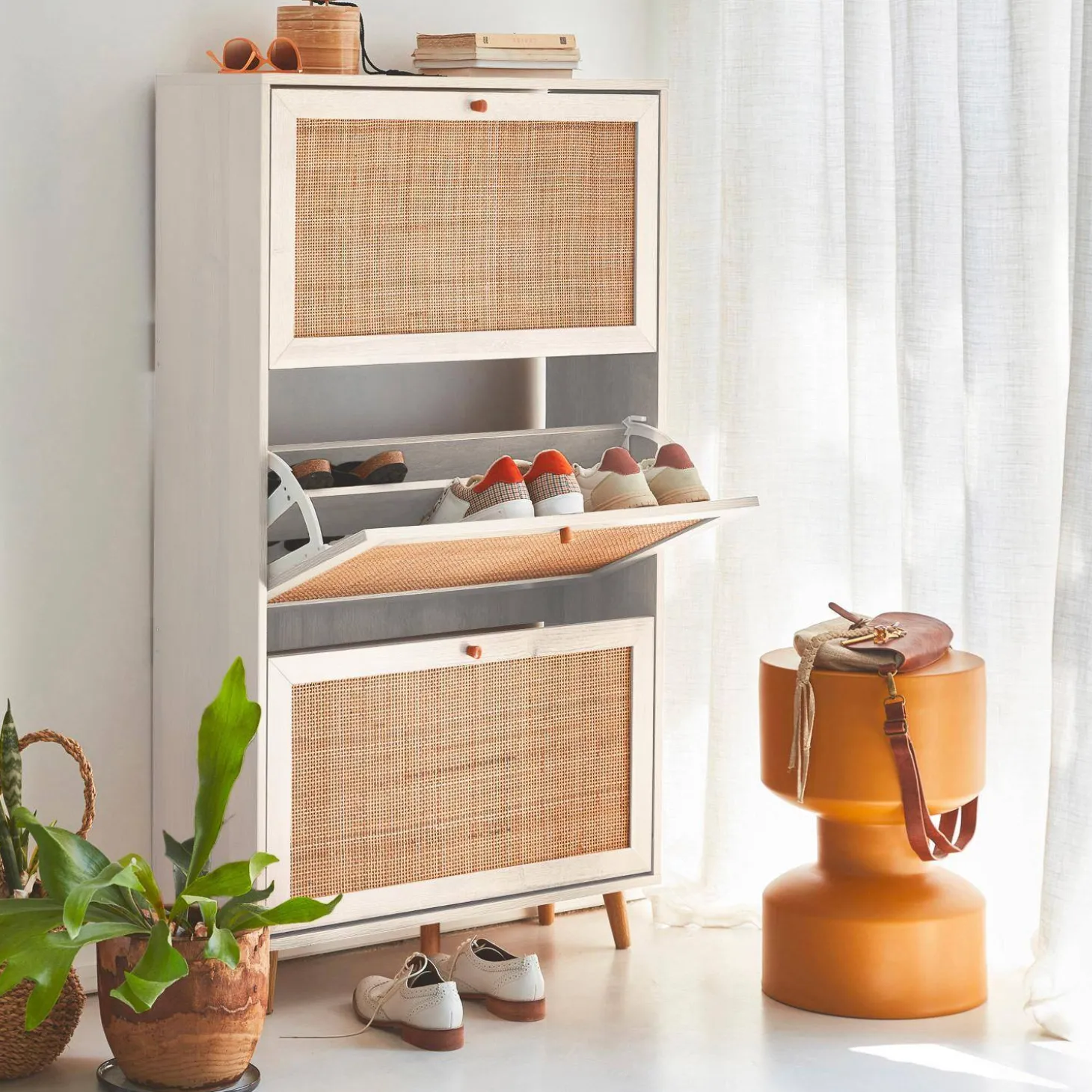 Schuhschrank mit Rattan-Geflecht