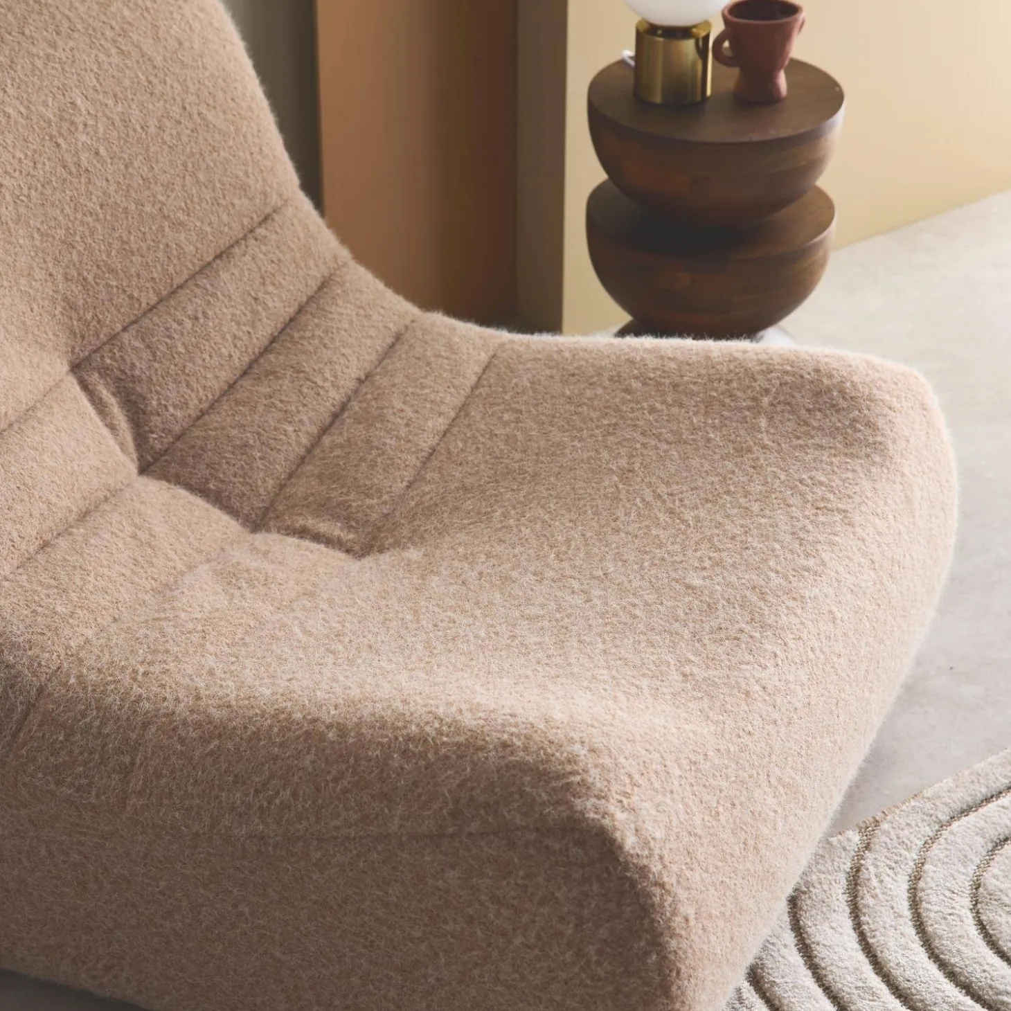 Sessel mit Bezug im Alpaka-Look