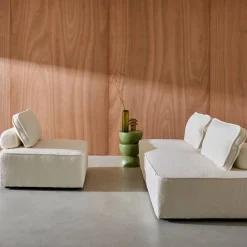 Sessel und 2-Sitzer Sofa mit Bouclé-Bezug für ein modulares Sofa