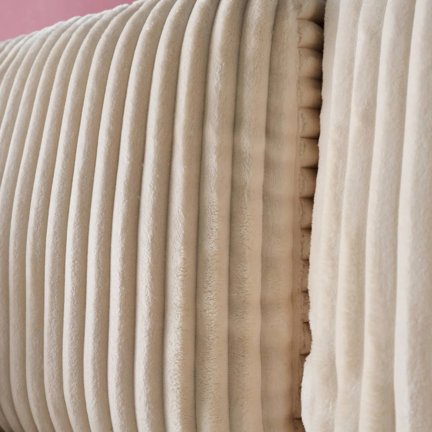 3-Sitzer Ecksofa mit Schlaffunktion und breit geripptem Bezug mit Fell-Optik