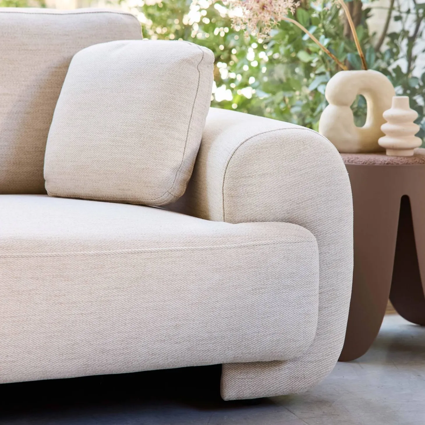 3-Sitzer Ecksofa mit Stoffbezug und runden Füßen, Recamiere links