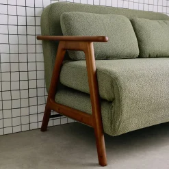 2-Sitzer Schlafsofa aus nussbaumfarbenem Heveaholz mit strukturiertem Bouclé-Bezug