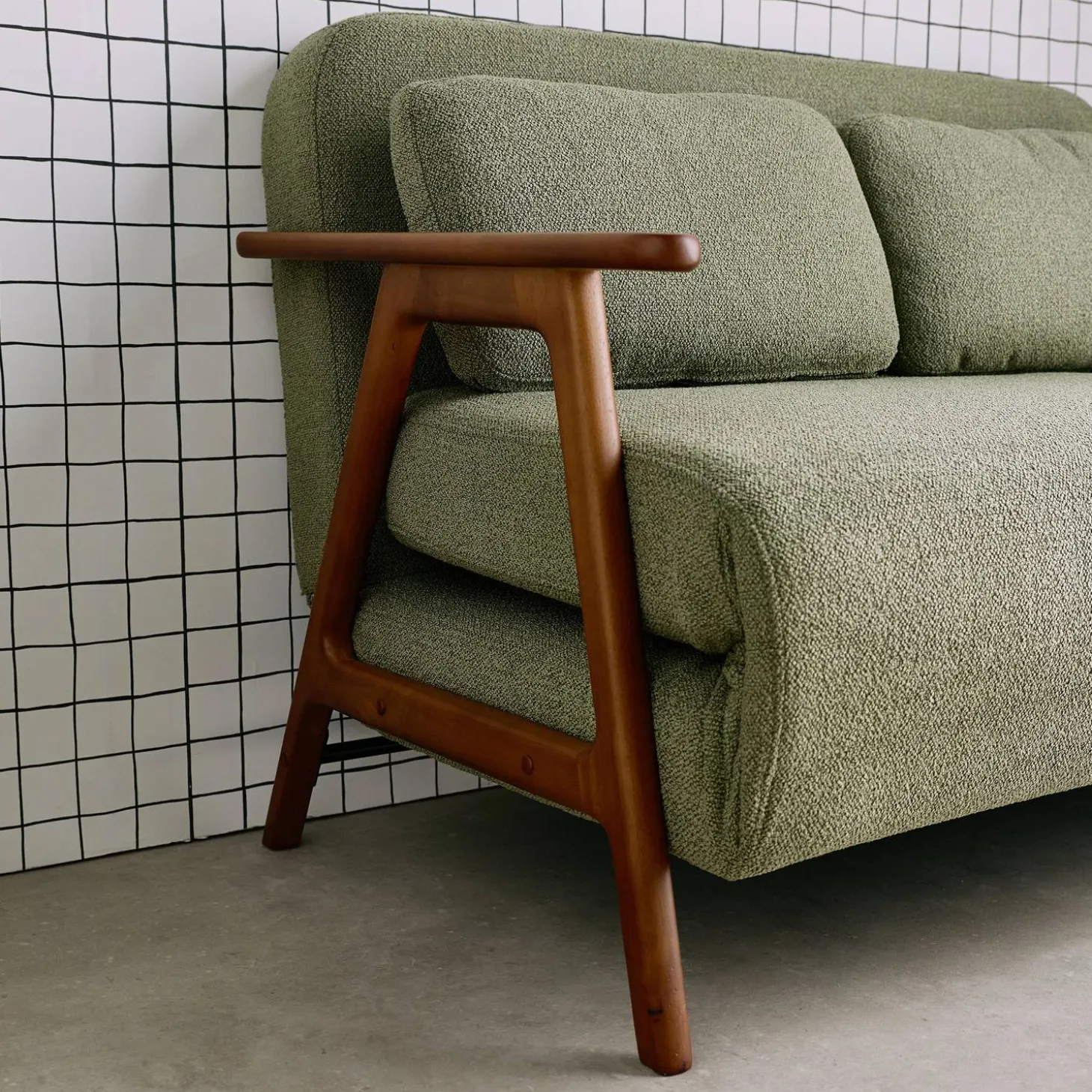 2-Sitzer Schlafsofa aus nussbaumfarbenem Heveaholz mit strukturiertem Bouclé-Bezug