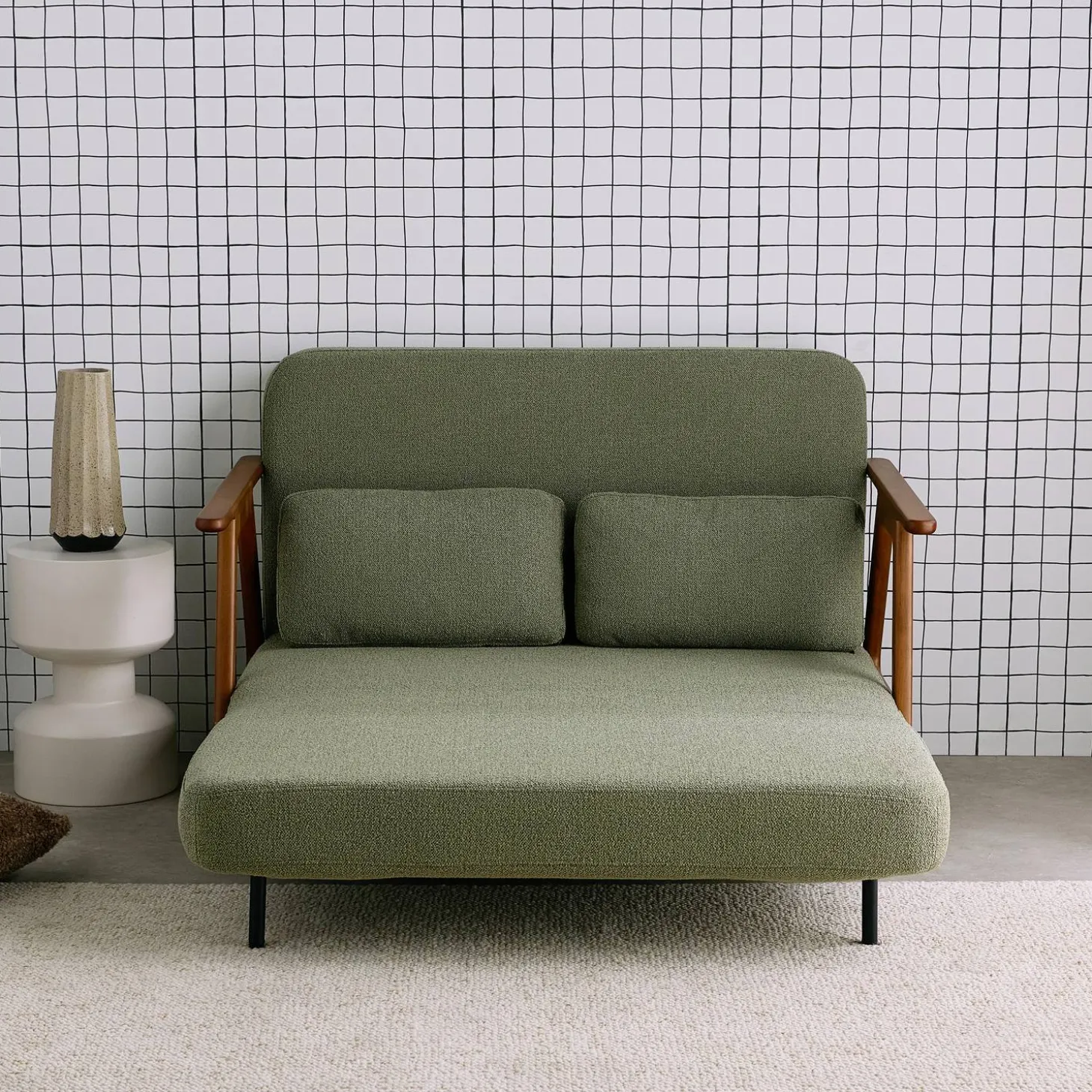 2-Sitzer Schlafsofa aus nussbaumfarbenem Heveaholz mit strukturiertem Bouclé-Bezug