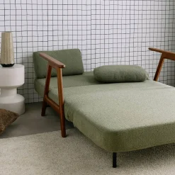 2-Sitzer Schlafsofa aus nussbaumfarbenem Heveaholz mit strukturiertem Bouclé-Bezug
