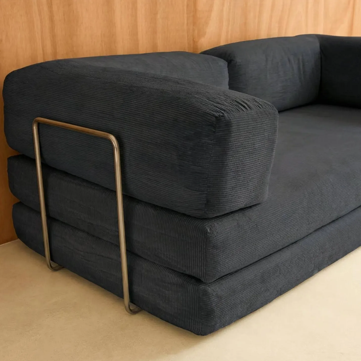 3-Sitzer-Schlafsofa im Vintage-Stil mit Cordbezug und verchromtem Außengestell