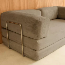 3-Sitzer-Schlafsofa im Vintage-Stil mit Cordbezug und verchromtem Außengestell