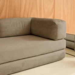 3-Sitzer-Schlafsofa im Vintage-Stil mit Cordbezug und verchromtem Außengestell