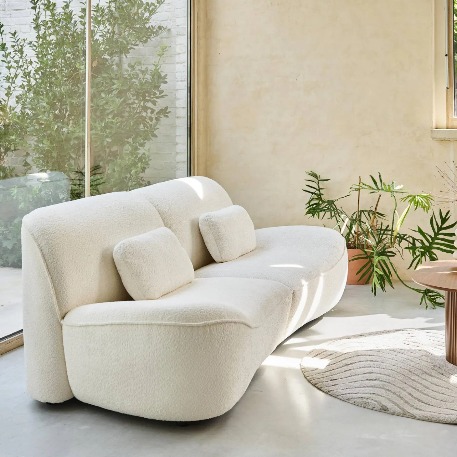 3-Sitzer Sofa mit cremeweißem Bouclébezug