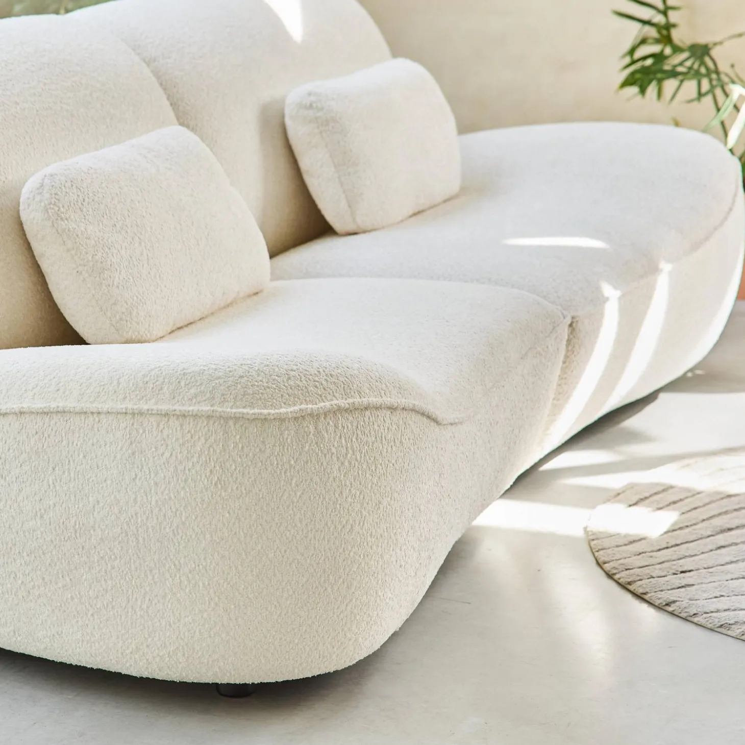 3-Sitzer Sofa mit cremeweißem Bouclébezug