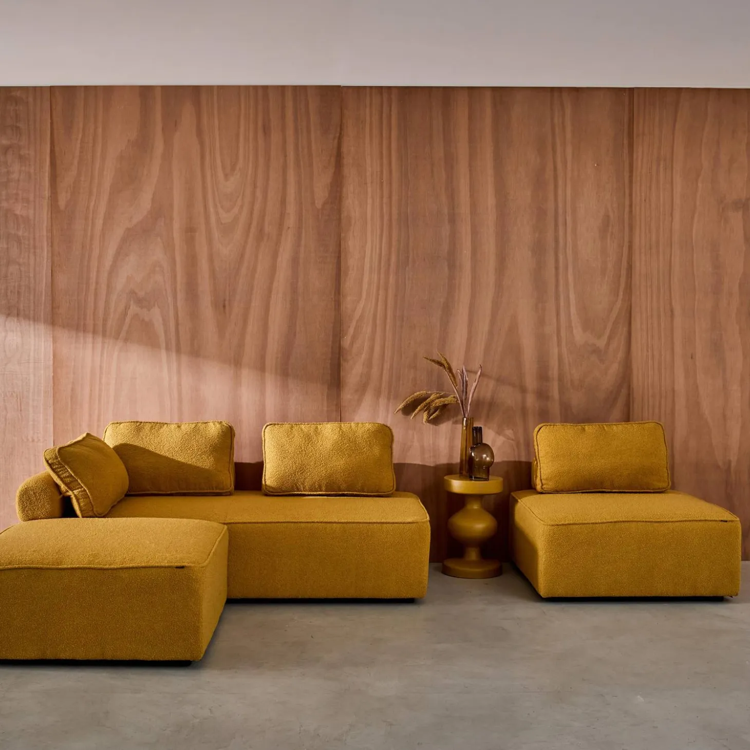 2-Sitzer Sofa und 2 Sessel mit Bouclé-Bezug für ein modulares Sofa