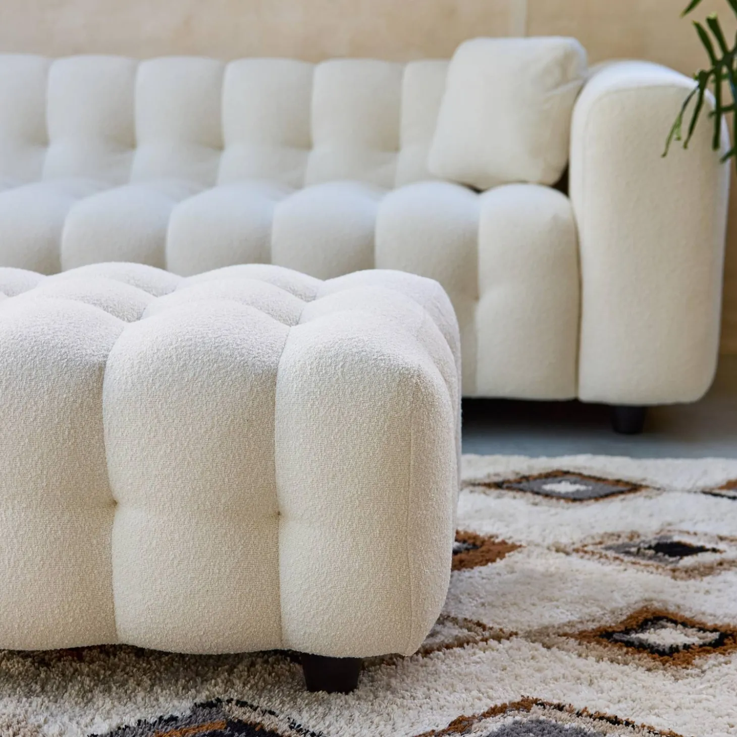 Sitzhocker Fußhocker mit strukturiertem Bouclébezug für 3-Sitzer Sofa Leon