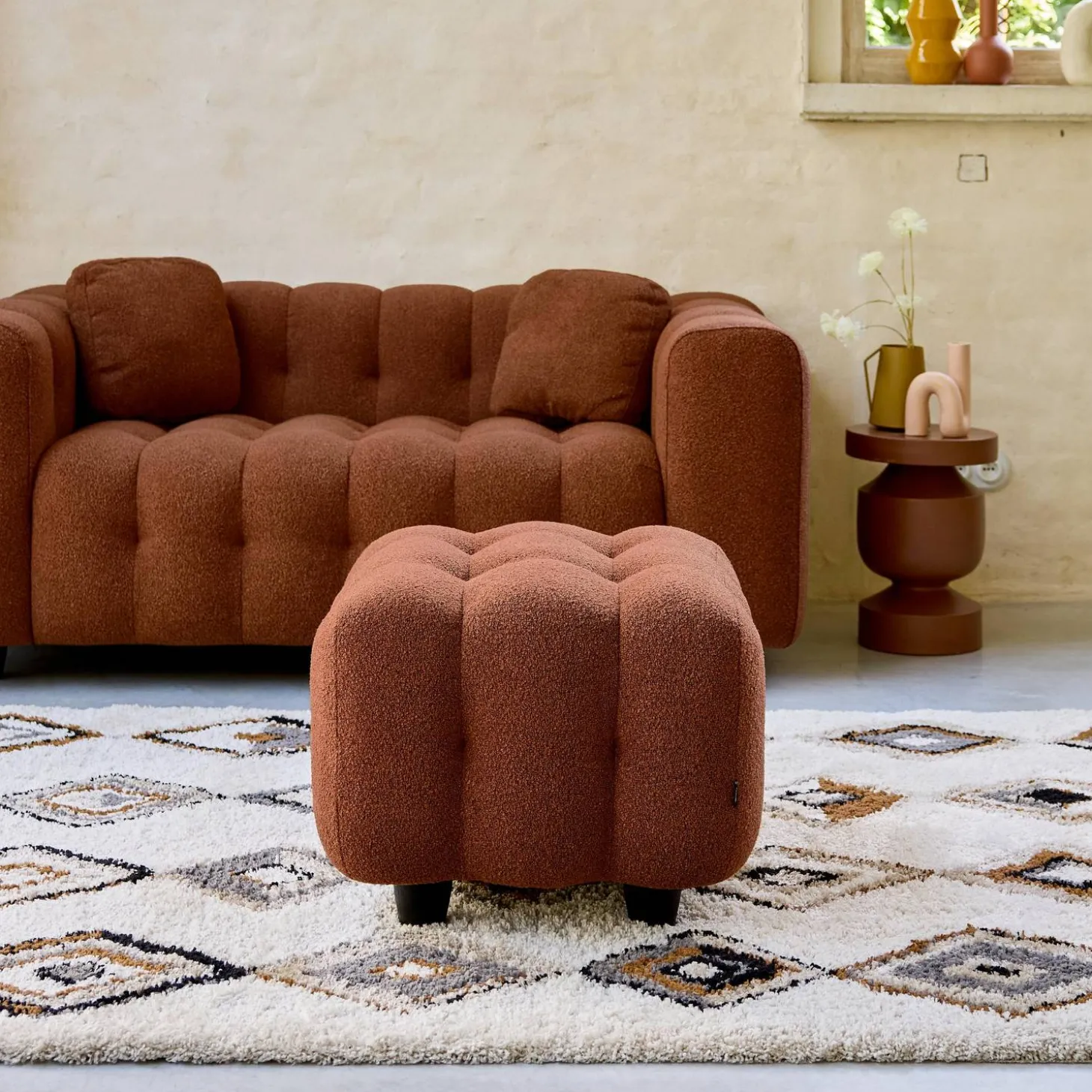 Sitzhocker Fußhocker mit strukturiertem Bouclébezug für 2-Sitzer Sofa Leon
