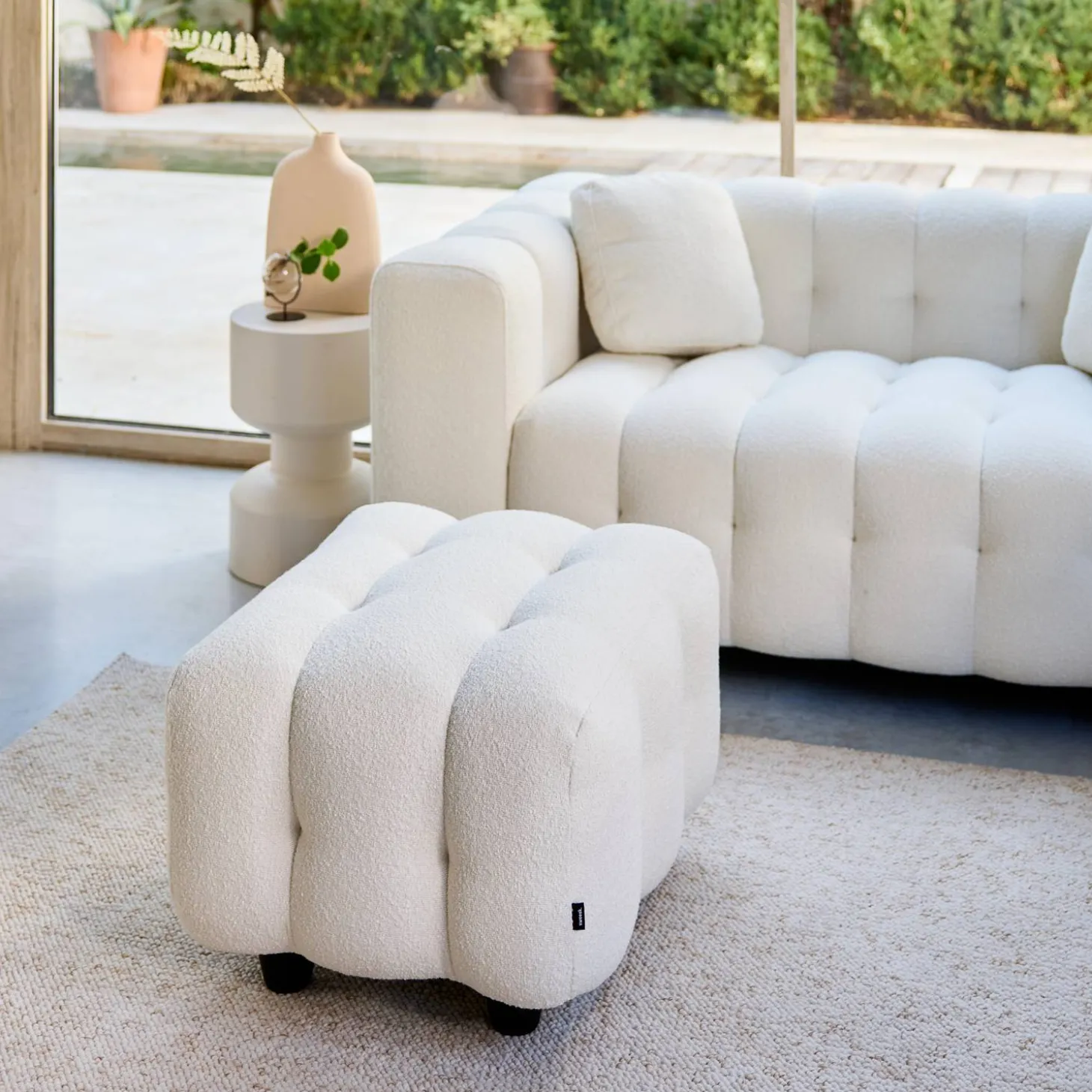Sitzhocker Fußhocker mit strukturiertem Bouclébezug für 2-Sitzer Sofa Leon