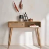 Skandinavische Konsole mit Holzdekor und abgerundetem Rattan-Geflecht