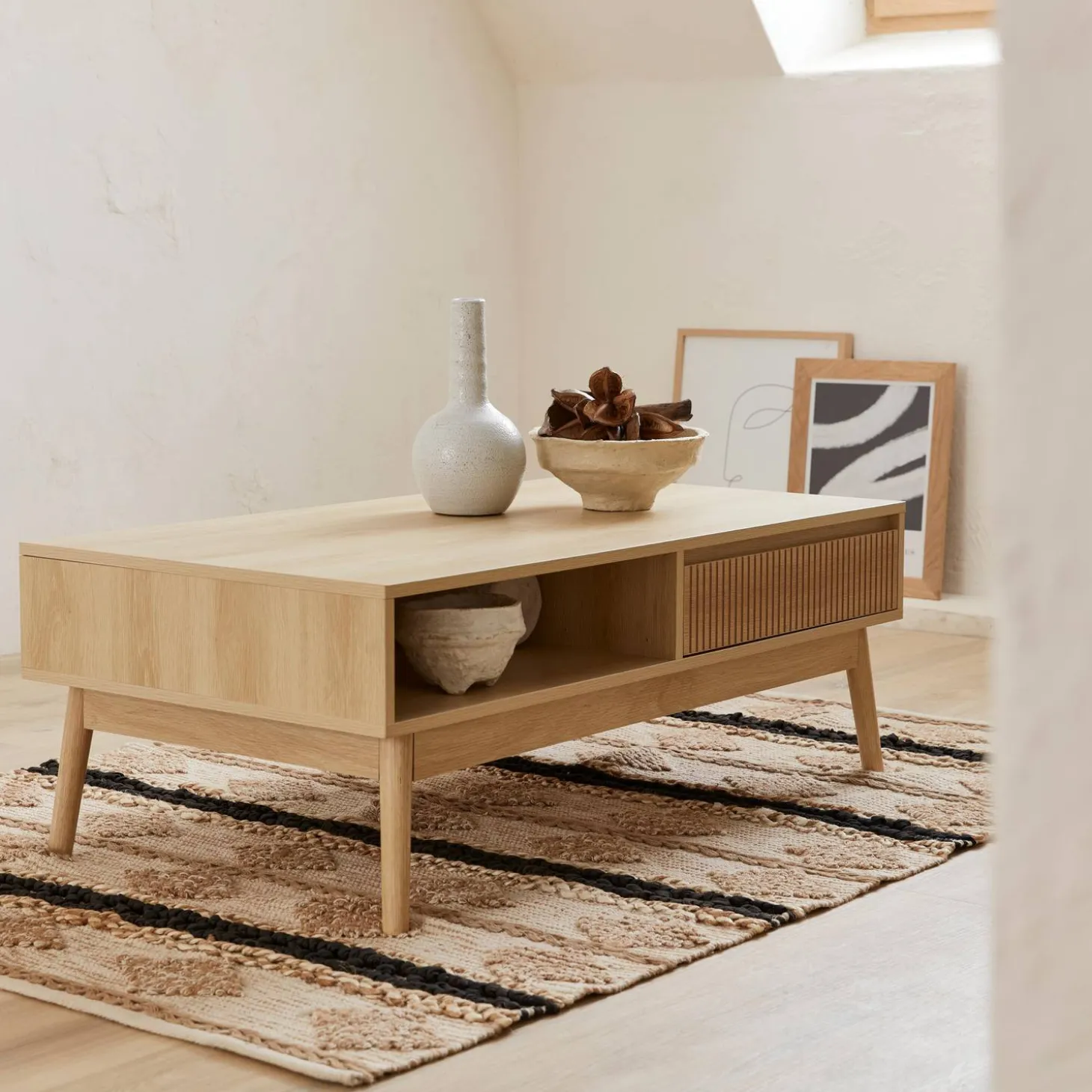 Skandinavischer Couchtisch mit geriffeltem Holzdekor, 2 Nischen, 1 Schublade