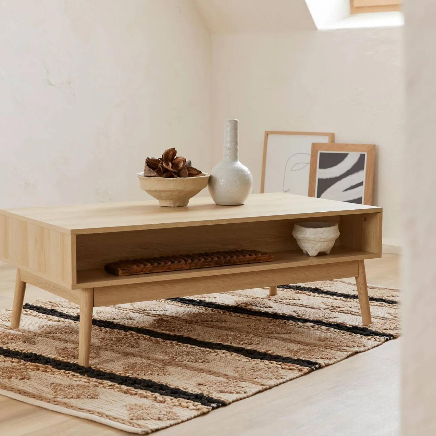 Skandinavischer Couchtisch mit geriffeltem Holzdekor, 2 Nischen, 1 Schublade