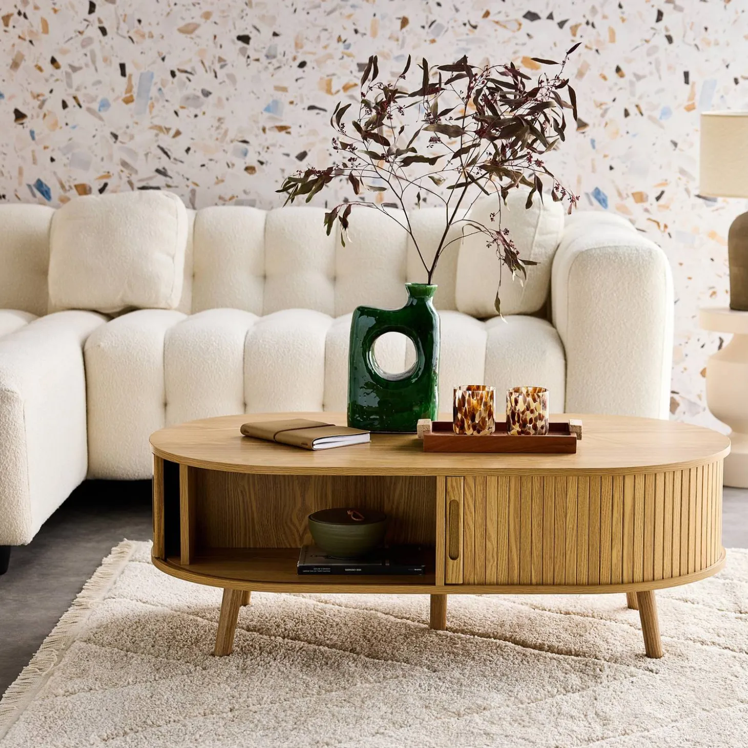 Skandinavischer Couchtisch mit geriffeltm Holzlook und 2 Schiebetüren