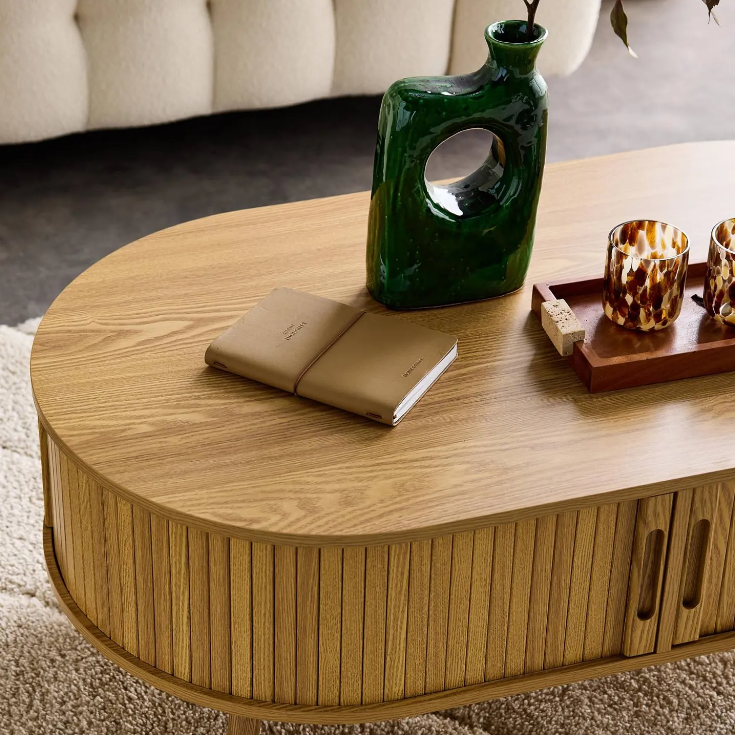 Skandinavischer Couchtisch mit geriffeltm Holzlook und 2 Schiebetüren