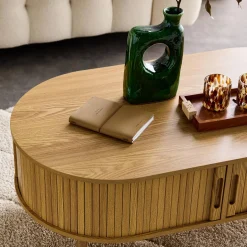 Skandinavischer Couchtisch mit geriffeltm Holzlook und 2 Schiebetüren